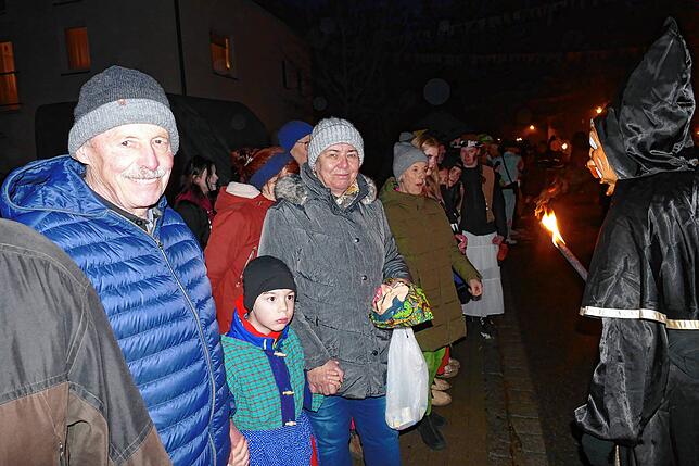 Bild 16: In Pfohren sind die Narren los. Burghexen locken mit Hexen-Teufel-Warzen-Spektakel die Besucher an.