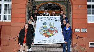 Die Fahne des Lazarus-von-Schwendi-Städtebunds übergeben Vertreter der elsässischen Stadt Kaysersberg an die Delegierten der Stadt ...