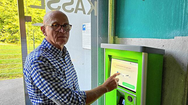 Franz Reuther an einem der Kassenautomaten am Klinikum-Parkplatz: Gezahlt hat er zwar, aber einen Eingabefehler gemacht und deshalb ...