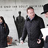 Oberbürgermeister Jan Zeitler und Oswald Burger vor dem Opfermahnmal von Werner Gürtner.