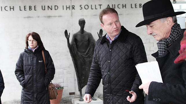 Oberbürgermeister Jan Zeitler und Oswald Burger vor dem Opfermahnmal von Werner Gürtner.