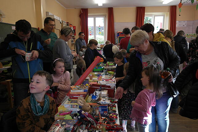 Viel zu schade zum Wegschmeißen: Beim Kinderflohmarkt im Schulhaus wechselten Spielsachen, Stofftiere und Bücher die Besitzer.