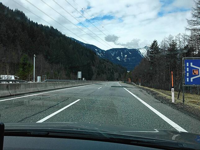 Fast gespenstisch wirkt die leere Autobahn in Österreich. Viele Urlauber haben das Land am Vortag panikartig verlassen.