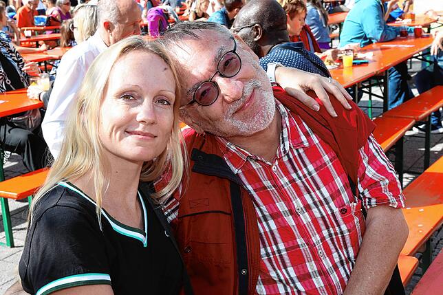 Bild 25: Zum Wohl! Die Besucher genießen Zwiebelkuchen, Dünnele und Suser