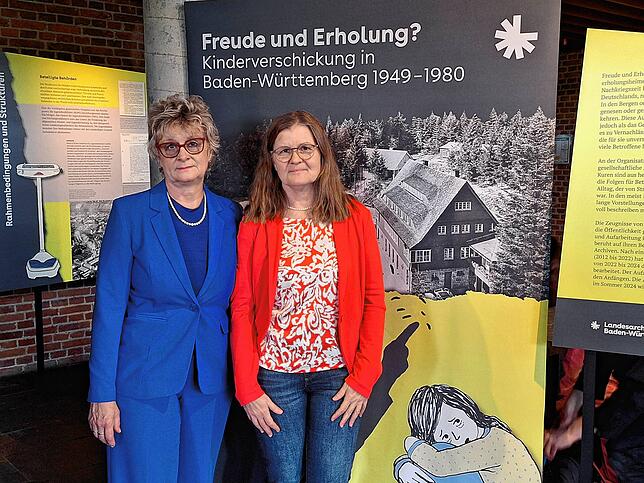 Freudlose Erfahrung: Barbara Zander (65, links) und Bettina Rosenberger (61) in der Ausstellung im Stuttgarter Landesarchiv, die bis 6. ...