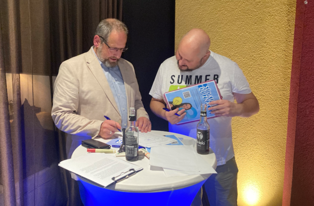 Moderator Justus Obermeyer (links) wertet die Antworten der Teams aus. Dabei wird er von Alexander Sigmund unterstützt.