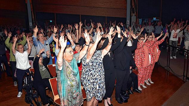 Die Paldauer überzeugen bei ihrem Programm im Kursaal in Höchenschwand: Beim Titel „3000 Jahre“ bleibt im Publikum niemand sitzen. Foto: ...