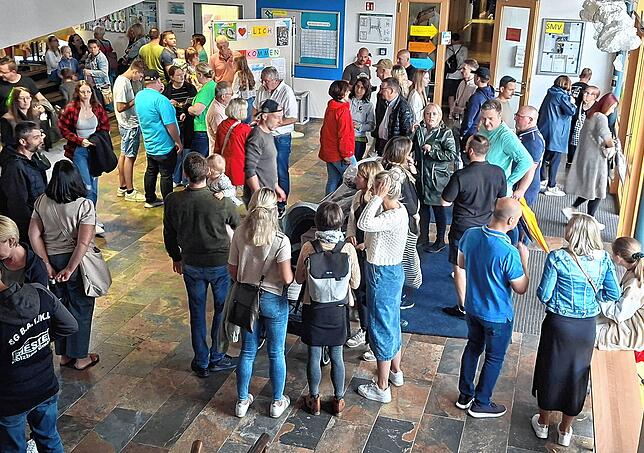 Im Schulgebäude und drumherum wuselt es. Auch zahlreiche Ehemalige nehmen am großen Fest teil – ebenso natürlich Eltern, Großeltern ...