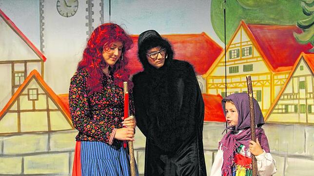 An Fasnacht macht ein verkleidetes Kind (rechts) der kleinen Hexe Konkurrenz.