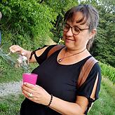 Petra Braun-Stumpp aus Ostrach hat schon einmal Wildkräuterspaziergänge mitgemacht. Sie ist nicht nur vom Lavendelwasser begeistert, ...