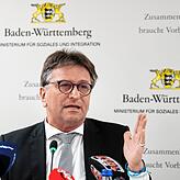 Manfred Lucha (Bündnis 90/Die Grünen), der Sozialminister in Baden-Württemberg, spricht bei einer Pressekonferenz zum Thema Coronavirus.