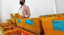 Die ersten roten Wahlbriefe sind zurück: Manuela Leirer von der Projektgruppe Wahlen zeigt den bisherigen Rücklauf zur OB-Wahl am 27. ...