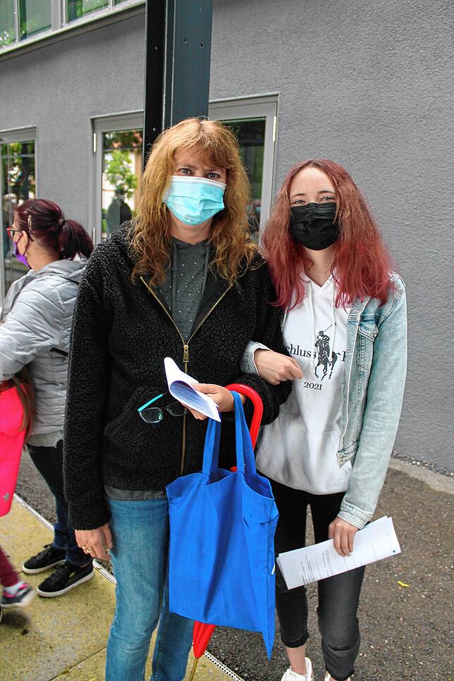 Carmen Fahr bekommt ihre Zweitimfung. Tochter Larissa braucht dem Impfschutz für ihre Ausbildung. Beide sind sich noch unsicher, welcher ...