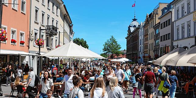 An der Marktstätte ist an diesem schönen Tag besonders viel los.