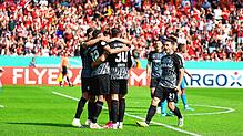 Die Freiburger Spieler bejubeln den Treffer zum 1:0 gegen den SV Oberachern.
