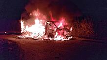 Am Samstagabend ist ein Wohnmobil bei einem Brand komplett zerstört worden. Es stand neben der Autobahn 81 auf einem Wirtschaftsweg.