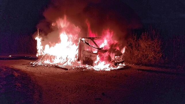 Am Samstagabend ist ein Wohnmobil bei einem Brand komplett zerstört worden. Es stand neben der Autobahn 81 auf einem Wirtschaftsweg.
