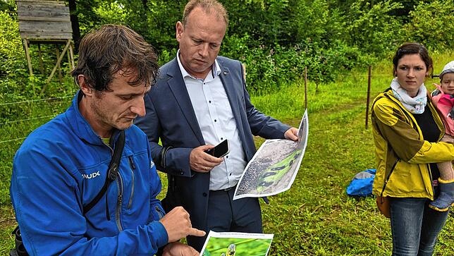 Michael Brantner vom Amt für Grünflächen, Umwelt und Forst der Stadt (links) informiert OB Jan Zeitler über den Sielmanns-Weiher und ...