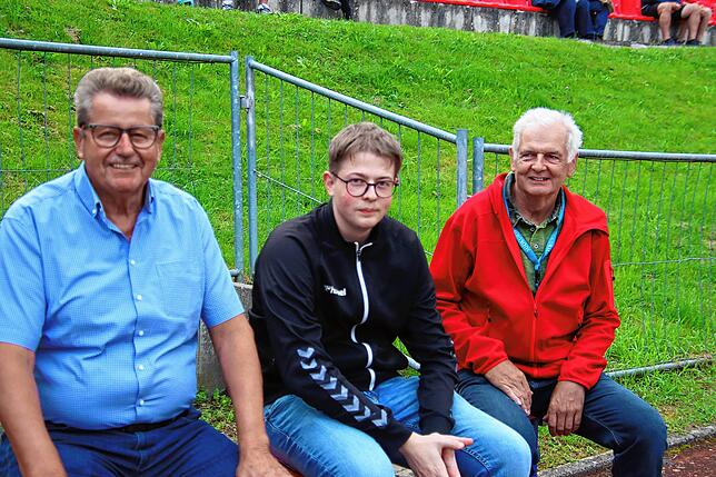 Neben der Ersatzbank verfolgten Karl Fritz, Noah Braun und Wilhelm Diener (von links) die erste Halbzeit.