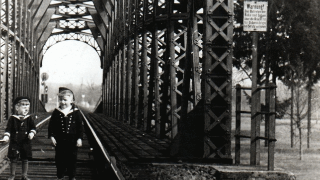 Was wird aus der alten Eisenbahnbrücke an der Argen? Die Brücke aus dem Jahr 1898 musste für die Elektrifizierung der Südbahn weichen. ...