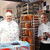 Wenn das Restaurant geschlossen bleiben muss: Jürgen Veeser, Koch des Gasthauses Adler in Wahlwies, und seine Auszubildende Eileen ...