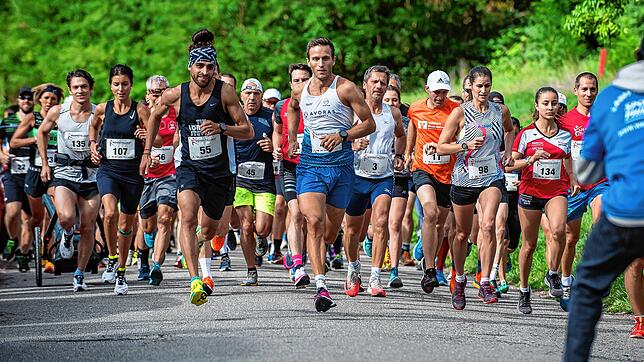 Los geht&lsquo;s: Start frei zum 31. Wehratallauf der Lauffreunde Wehratal. Vorn laufen der spätere Sieger Omar Tareq (Nummer 55) aus ...