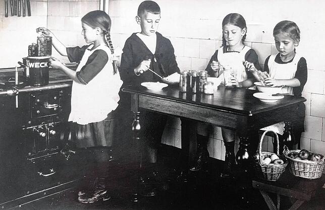 Die Reinartz-Kinder in den 1920er Jahren in der Familienküche: Natürlich spielte auch im Haushalt von Mutter Maria Reinartz das ...