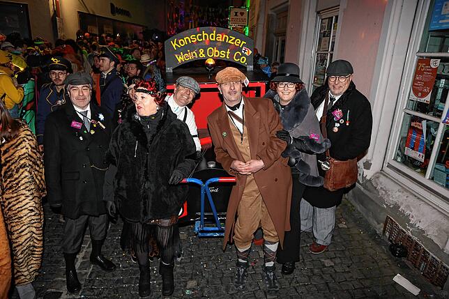 Bild 11: Konstanzer Straßenfasnacht 2025: Am Fasnachtssamstag werden Besenwirtschaften gestürmt