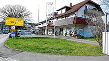 Der Laden in diesem Gebäude in Wittenhofen soll innerhalb des Hauses verlegt und ein Anbau angeschlossen werden. Foto: Wolf-Dieter Guip
