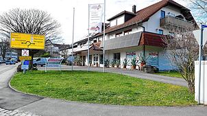 Der Laden in diesem Gebäude in Wittenhofen soll innerhalb des Hauses verlegt und ein Anbau angeschlossen werden. Foto: Wolf-Dieter Guip