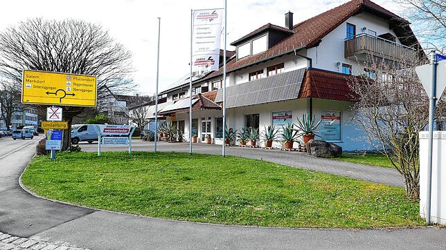 Der Laden in diesem Gebäude in Wittenhofen soll innerhalb des Hauses verlegt und ein Anbau angeschlossen werden. Foto: Wolf-Dieter Guip