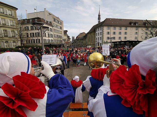Der Fanfarenzug der Glonkigilde heizt dem Publikum in Fribourg ein (großes Bild oben). Guggenmusiker und Räte der Gastgeberstadt ...