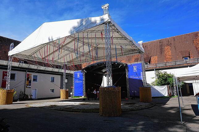 Das neue Zuschauerdach für den Innenhof der Caserne macht Veranstaltungen draußen sicherer.