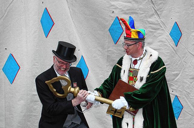 Fasnacht 2015: Der Kampf mit dem Narrenrichter um den Stadtschlüssel.
