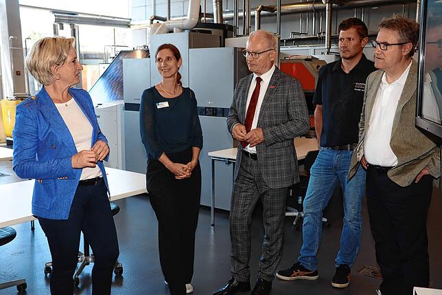 Wirtschaftsministerin Nicole Hoffmeister-Kraut (von links) besucht auch kurz eine Werkstätte für den Bereich Sanitär-Heizung-Klima mit ...
