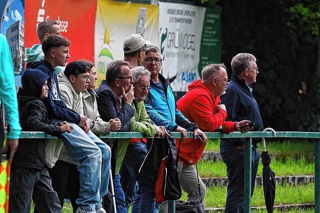 Bild 10: FC Pfaffenweiler feiert nach 2:1-Erfolg Relegationsplatz. Wir waren mit der Kamera dabei.