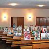 Nicht vor leeren Kirchenbänken: Pfarrer Michael Lienhard zeigt die Bilder vieler Gemeindemitglieder, die an den Sitzmöglichkeiten der ...
