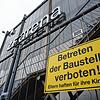 Seit Oktober 2020 ist die ZF Arena wegen Baumängeln und latenter Einsturzgefahr geschlossen. Ein Sicherheitszaun ist rund um die Halle ...
