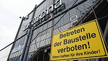 Seit Oktober 2020 ist die ZF Arena wegen Baumängeln und latenter Einsturzgefahr geschlossen. Ein Sicherheitszaun ist rund um die Halle ...