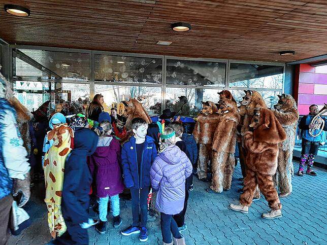 Närrischer Start in den Schmotzigen im Deggenhausertal: Die Füchse und die Hebsackgeister befreien die Grundschüler in Wittenhofen.