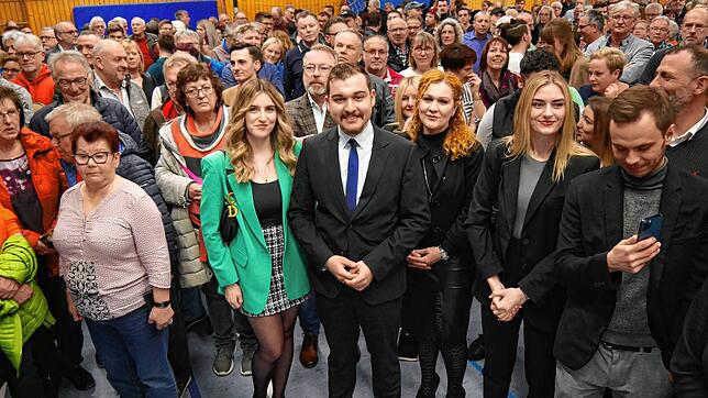 Der neue Bürgermeister Selcuk Gök inmitten seiner neuen Bürger. Er setzte sich im zweiten Wahlgang mit 50,27 Prozent der abgegebenen ...