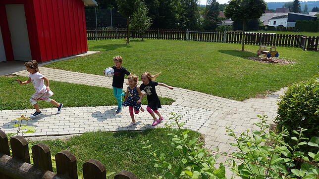 Hier soll der Kindergartenanbau entstehen. Das Gartenhäuschen links muss versetzt und an anderer Stelle wieder aufgebaut werden.