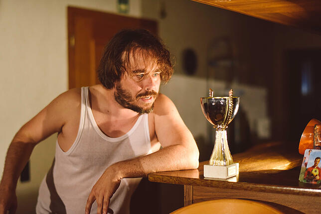 Achterbahnfahrt der Emotionen und Erinnerungen: Thomas Fritz Jung spielt in „10 Plus. Kette und Schuss“ die Fußball-Legende ...