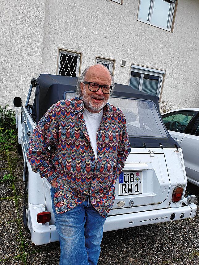 Der Überlinger Veranstalter Reinhard Weigelt vor seinem Auto.