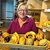 Rita Schulz hat in der Bäckerei Schmid in Donaueschingen die zehn-Euro-Tüte für uns zusammengestellt. Mit dabei ist eine die Nussstange, ...