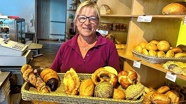 Rita Schulz hat in der Bäckerei Schmid in Donaueschingen die zehn-Euro-Tüte für uns zusammengestellt. Mit dabei ist eine die Nussstange, ...
