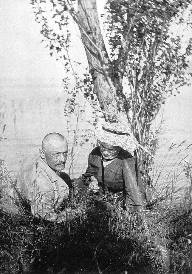 Eine Aufnahme von Hermann und Mia Hesse am Bodensee. Der Schriftsteller und seine Frau lebten von 1904 bis 1912 auf der Halbinsel Höri.