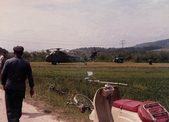 Bürger verfolgten am Hang der Nellenburg, wie nach dem Flugzeugabsturz Bundewehrhelikopter anflogen und landeten.
