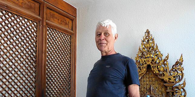 Andreas Huber vor einer 200 Jahre alten Holztüre, die es aus China mitbrachte und in sein renoviertes Haus einbaute.