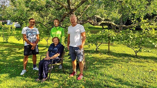 Kämpfen um ihr Paradies: Patric Gibey, Claudia Degen, Michael Schäffner (von links, stehend) und Hildegard Schäffner (vorne, sitzend) ...